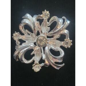 Vintage Clear Rhinestone Silver toned Ladies Brooch